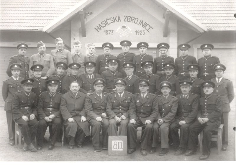 Zásahové družstvo v dobových uniformách